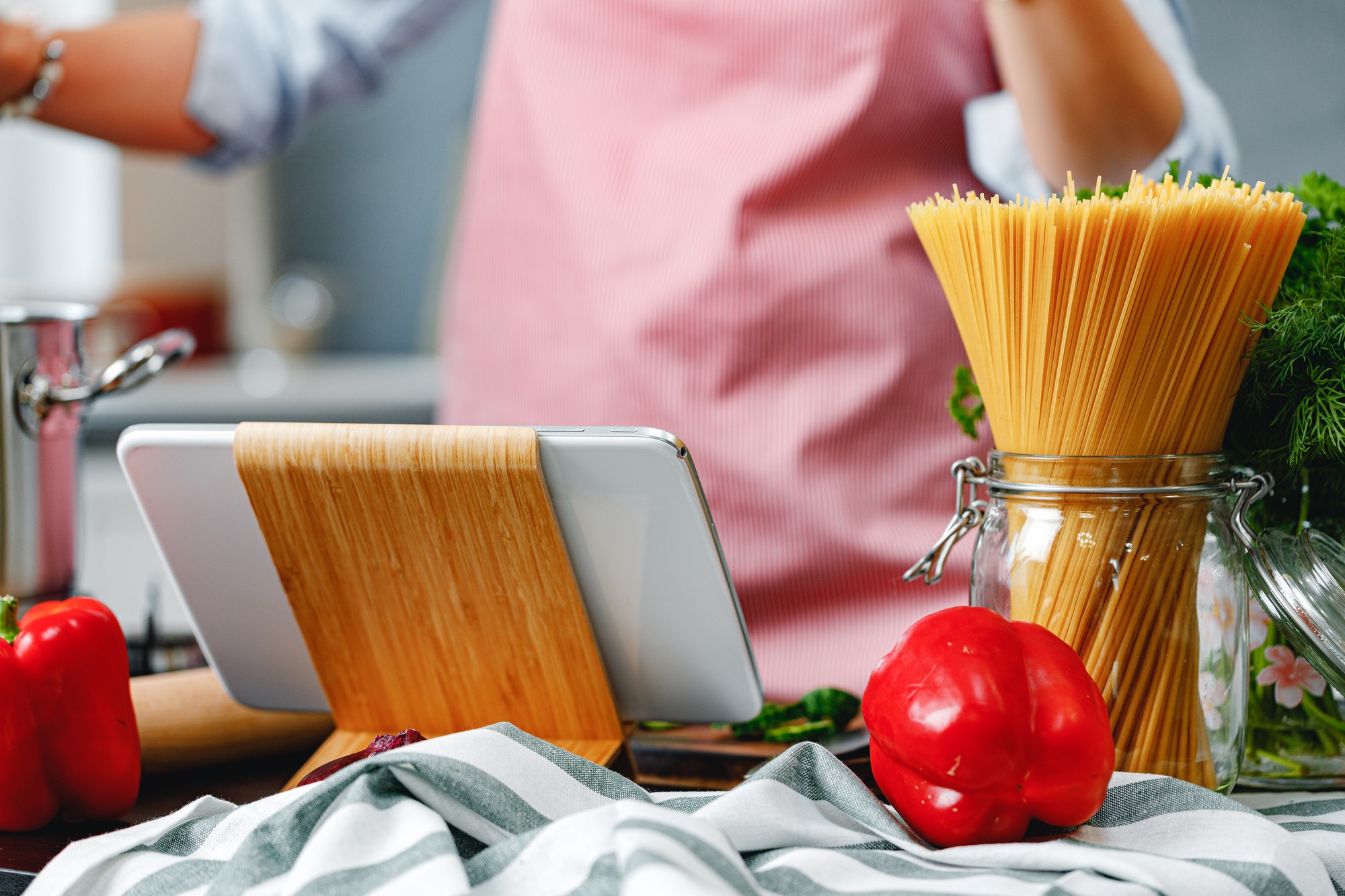 Postazione di lavoro con ingredienti ordinati